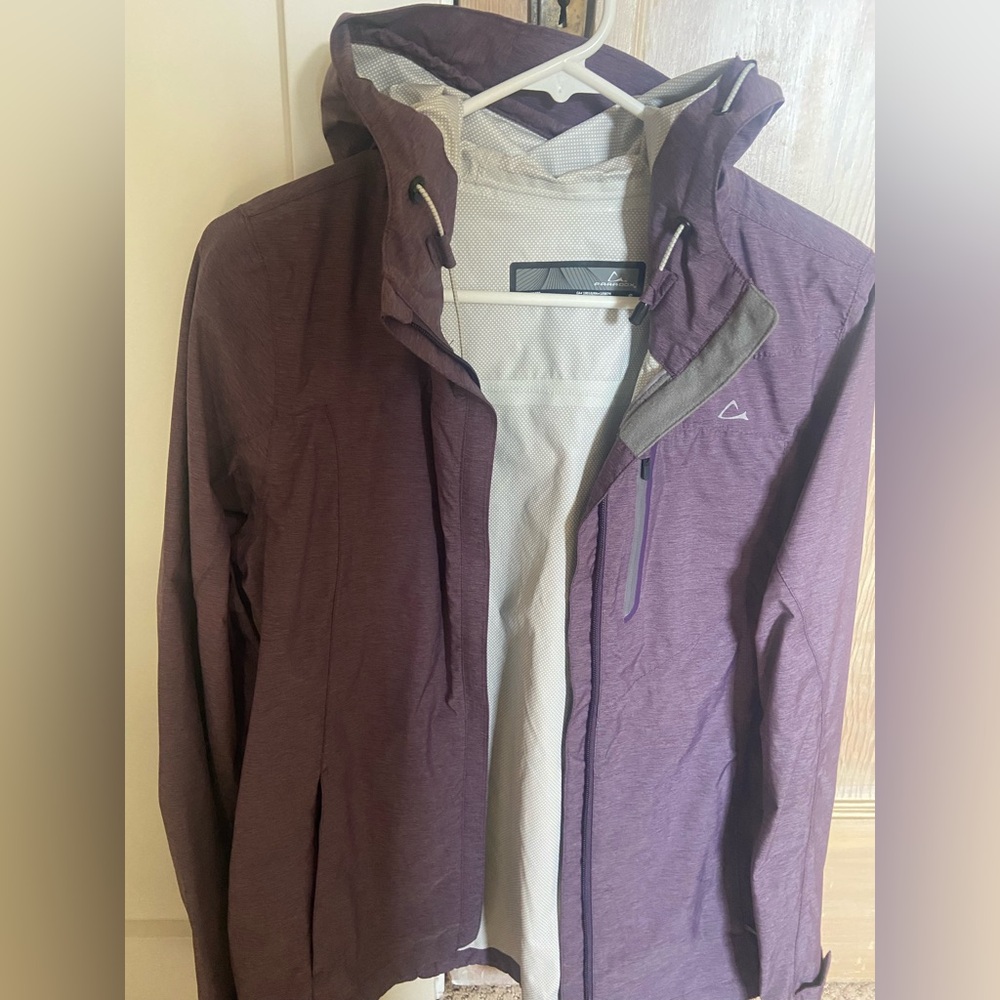 Paradox wind breaker SHELL - Light purple with hood
Waterproof Zip pockets